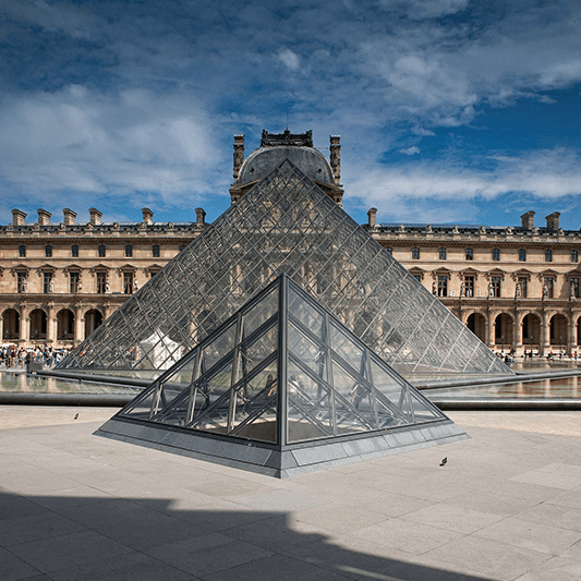 vue de la pyramide du Louvre et du Musée